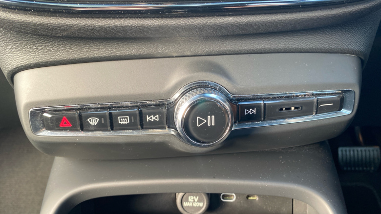 Volvo XC40 2.0 B4P Ultimate Dark 5dr Auto Petrol Estate